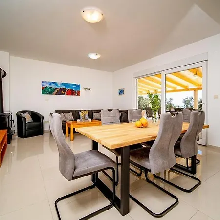 Vila Cyprian By Guide Kampor